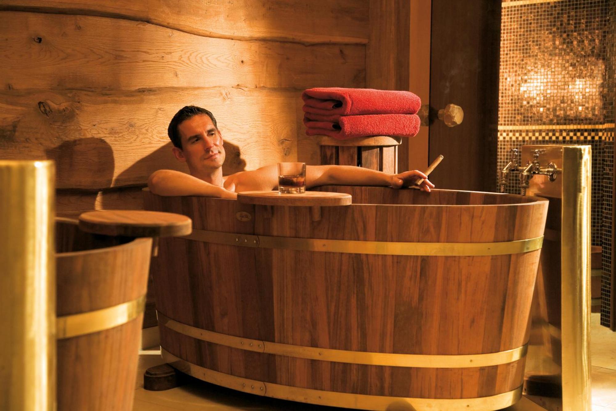 Yachthafenresidenz Hohe Duene Hotel Rostock Exterior foto A man in a barrel sauna