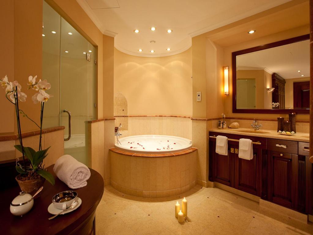 Yachthafenresidenz Hohe Duene Hotel Rostock Cameră foto A bathroom in a hotel