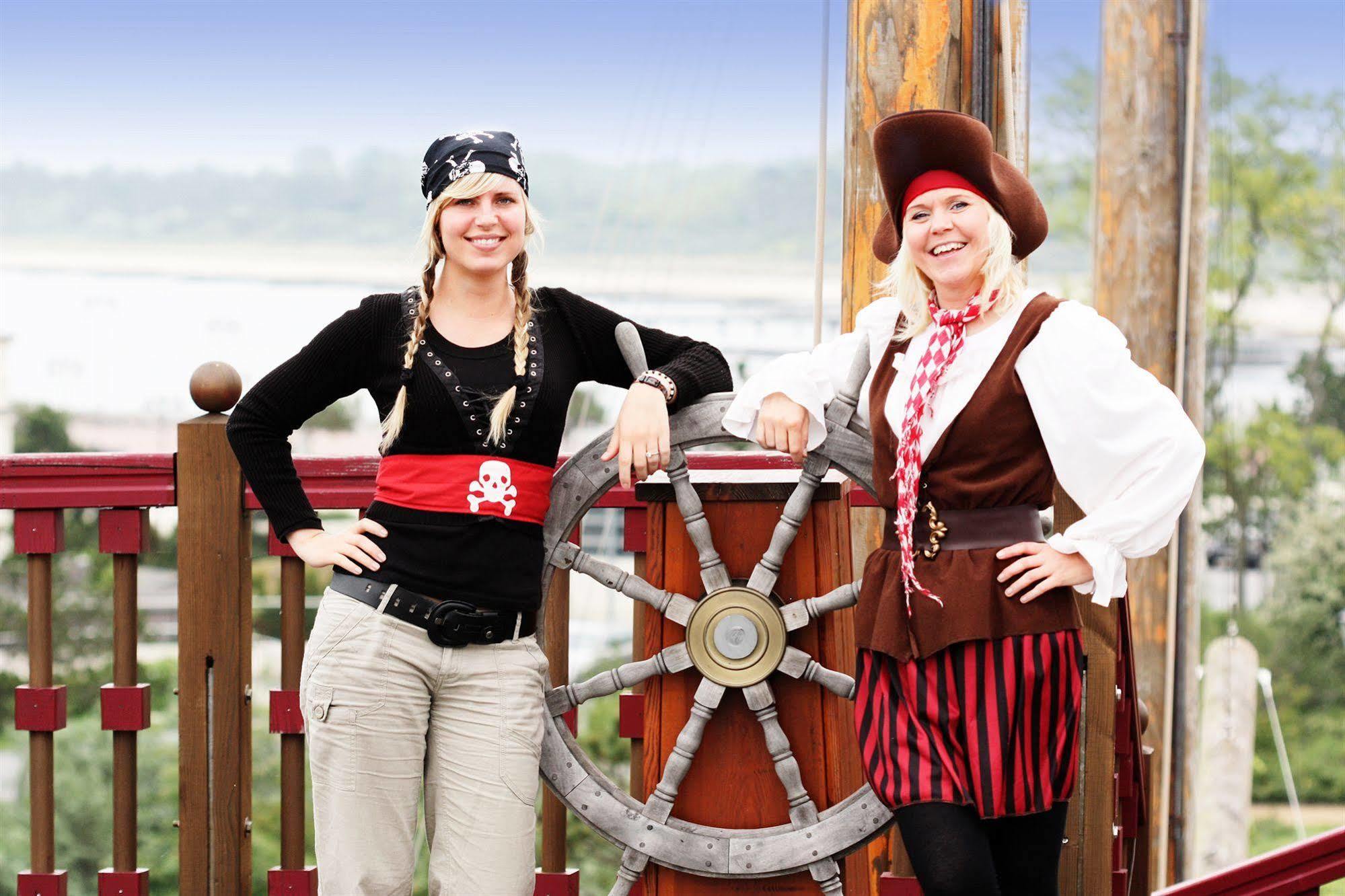 Yachthafenresidenz Hohe Duene Hotel Rostock Exterior foto Two pirates at the 2009 festival