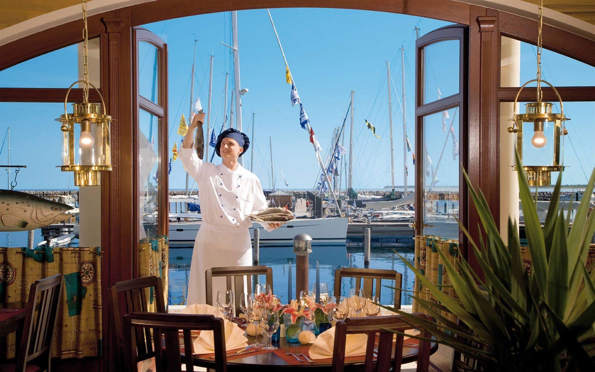 Yachthafenresidenz Hohe Duene Hotel Rostock Exterior foto The Harbor View Bar and Grill