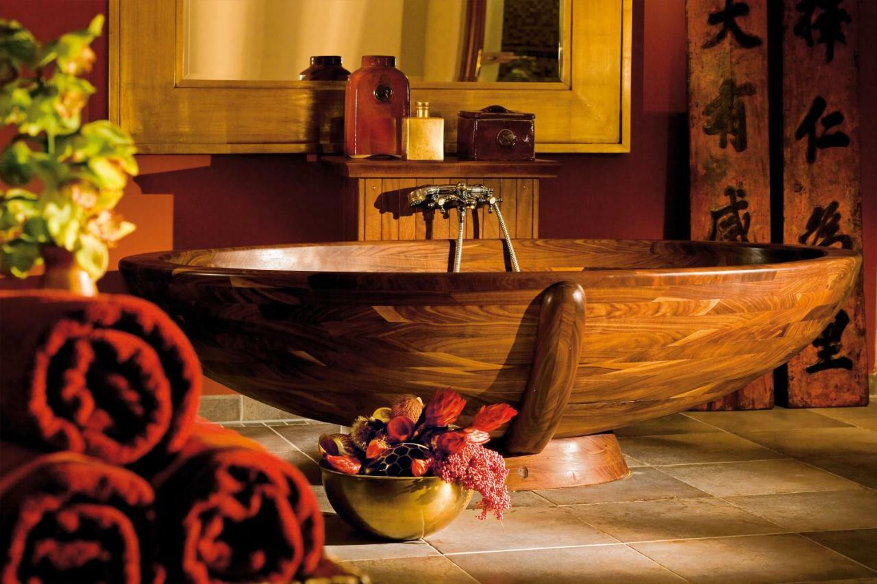 Yachthafenresidenz Hohe Duene Hotel Rostock Exterior foto A freestanding bathtub